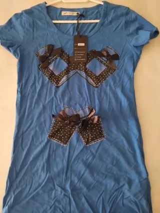 Camiseta azul con lazo y lunares