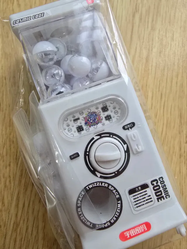 Máquina expendedora miniatura blanca