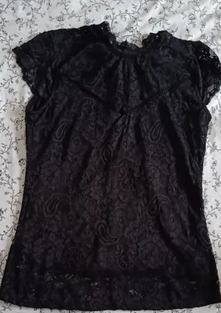 Camiseta negra de encaje