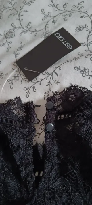 Camiseta negra de encaje