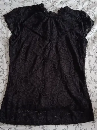 Camiseta negra de encaje