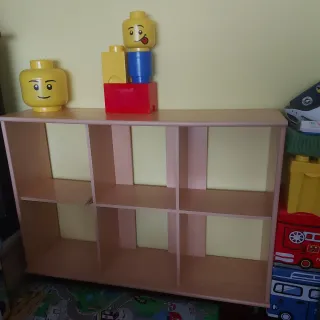 Librería de madera con 5 ruedas