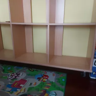 Librería de madera con 5 ruedas