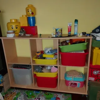 Librería de madera con 5 ruedas