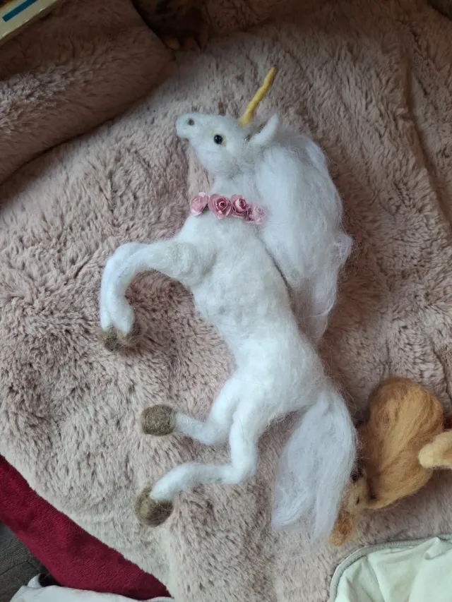 Unicornio de fieltro hecho a mano