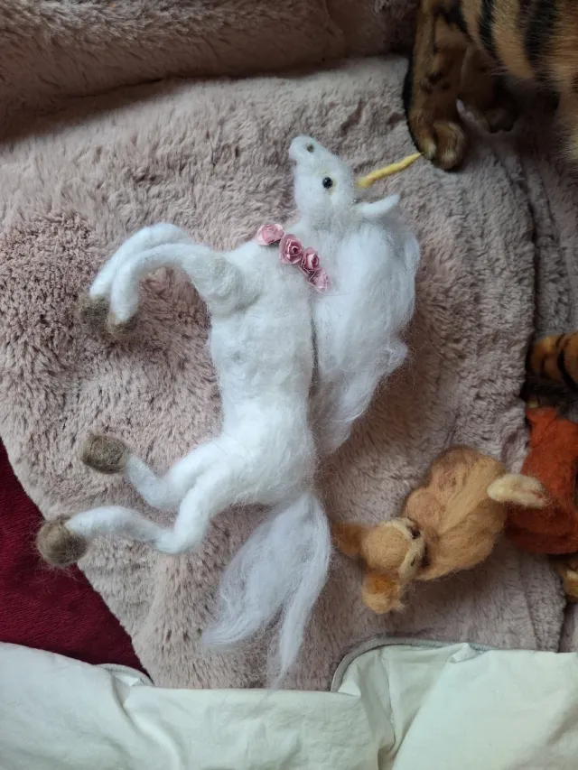 Unicornio de fieltro hecho a mano