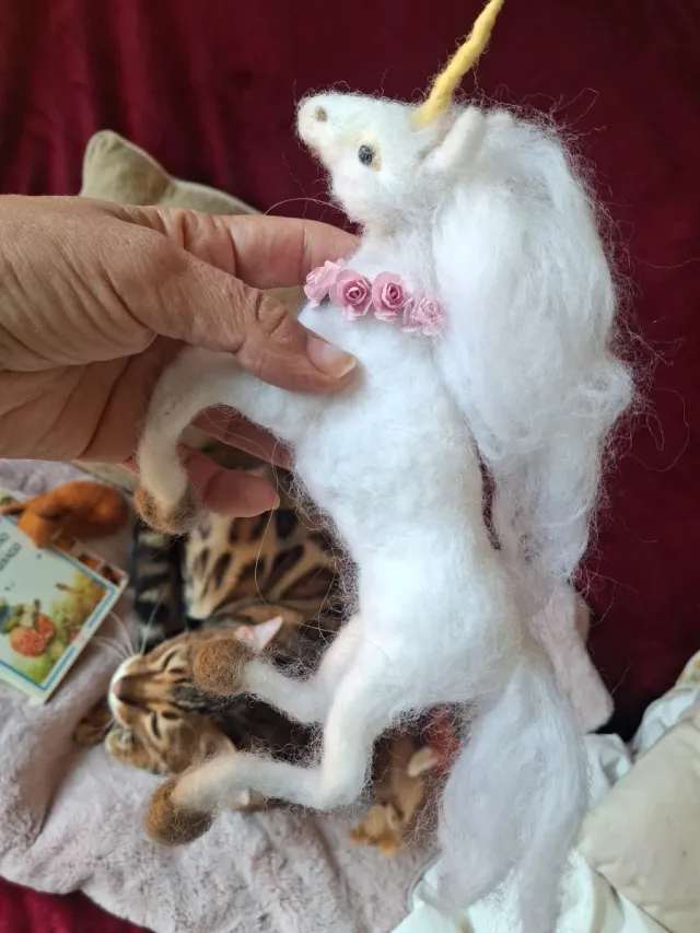 Unicornio de fieltro hecho a mano