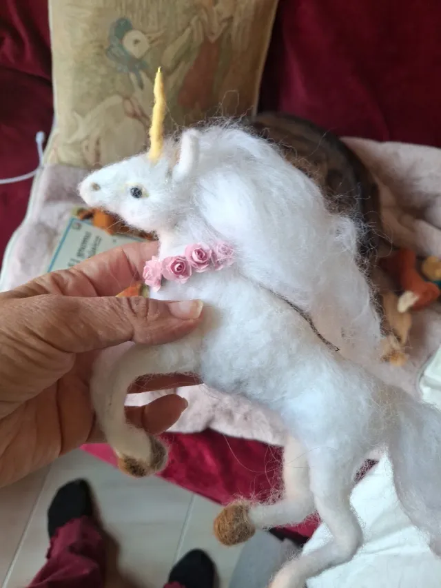 Unicornio de fieltro hecho a mano
