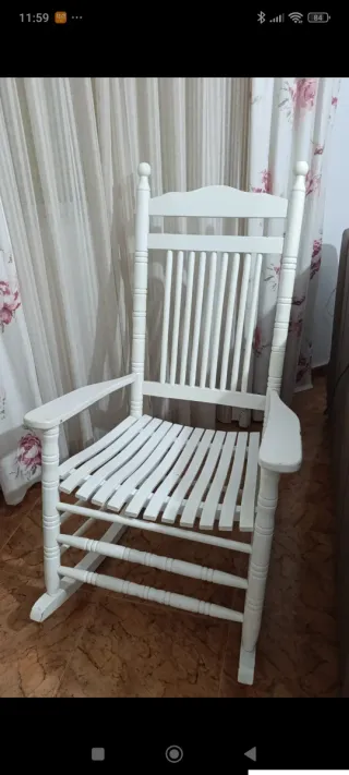 Mecedora de madera blanca