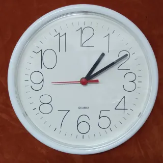 Reloj de pared blanco de 24,5 cm  , a estrenar