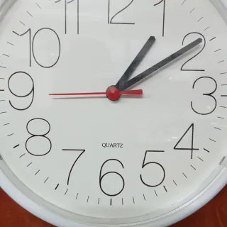 Reloj de pared blanco de 24,5 cm  , a estrenar