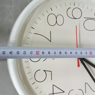 Reloj de pared blanco de 24,5 cm  , a estrenar