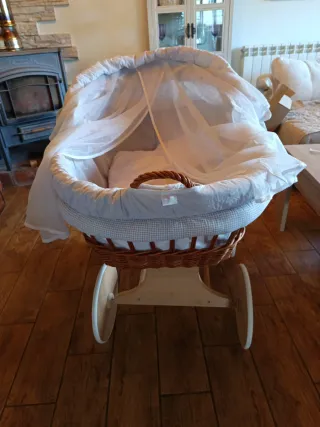 Moisés de ruedas con dosel