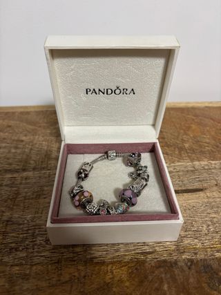 Pulsera Pandora con charms con caja