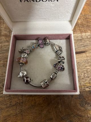 Pulsera Pandora con charms con caja