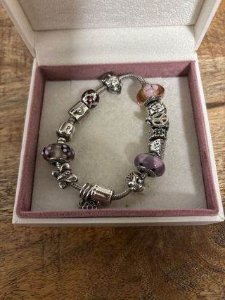 Pulsera Pandora con charms con caja