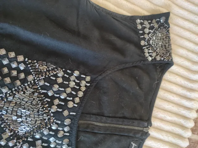 Camiseta negra con lentejuelas plateadas Talla S
