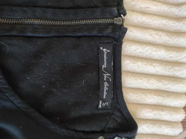 Camiseta negra con lentejuelas plateadas Talla S