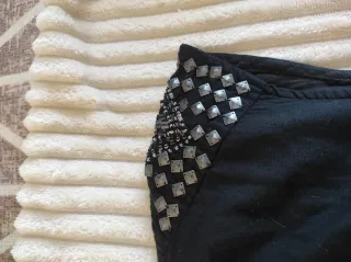 Camiseta negra con lentejuelas plateadas Talla S