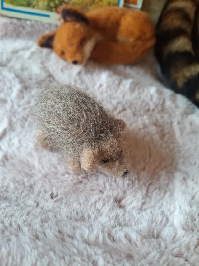 Erizo de fieltro hecho a mano