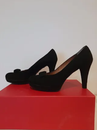 Tacones negros con lazo