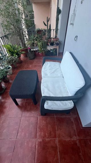 Sofa y mesa para exterior