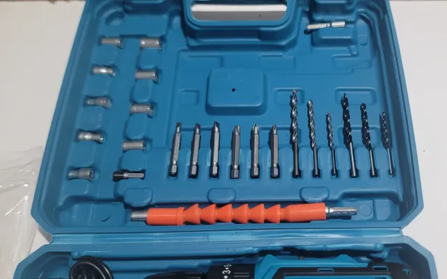 Taladro con 2 Batería,piezas y Maletín, todo nuevo