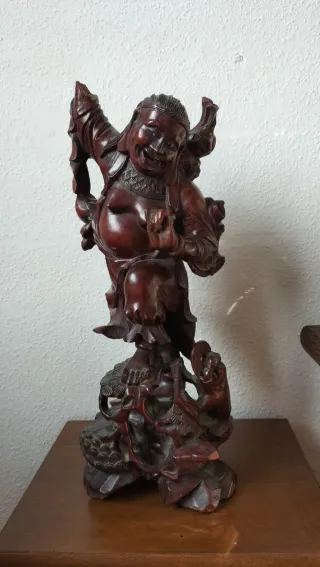 Escultura antigua de madera de Buda