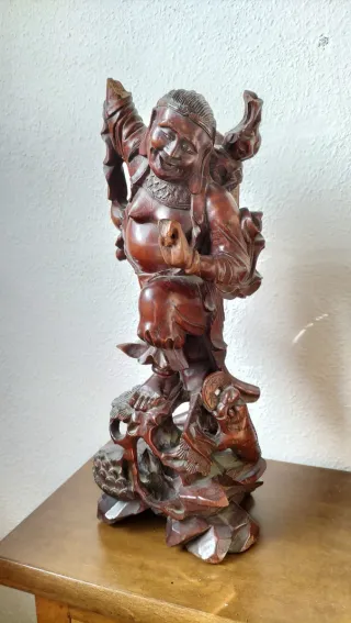 Escultura antigua de madera de Buda