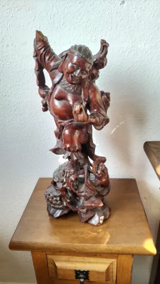 Escultura antigua de madera de Buda