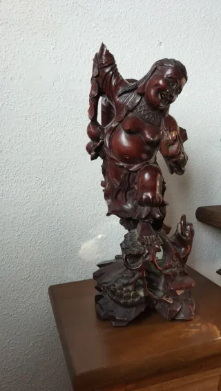 Escultura antigua de madera de Buda