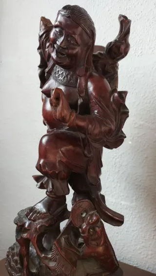 Escultura antigua de madera de Buda