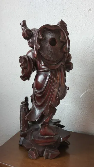 Escultura antigua de madera de Buda