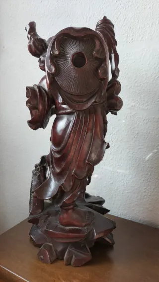 Escultura antigua de madera de Buda