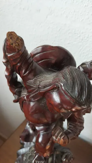 Escultura antigua de madera de Buda