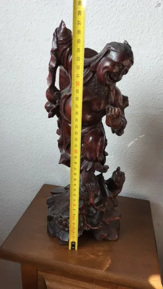 Escultura antigua de madera de Buda