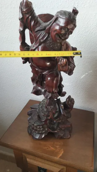 Escultura antigua de madera de Buda