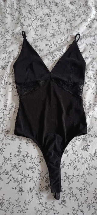 Body negro con encaje.