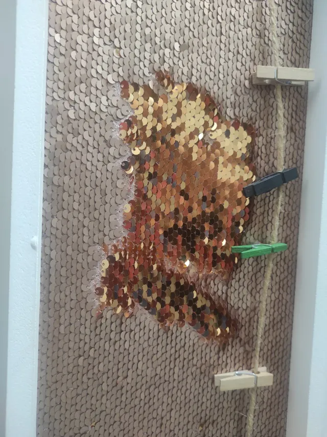 Cuadro decorativo lentejuelas oro y rojo