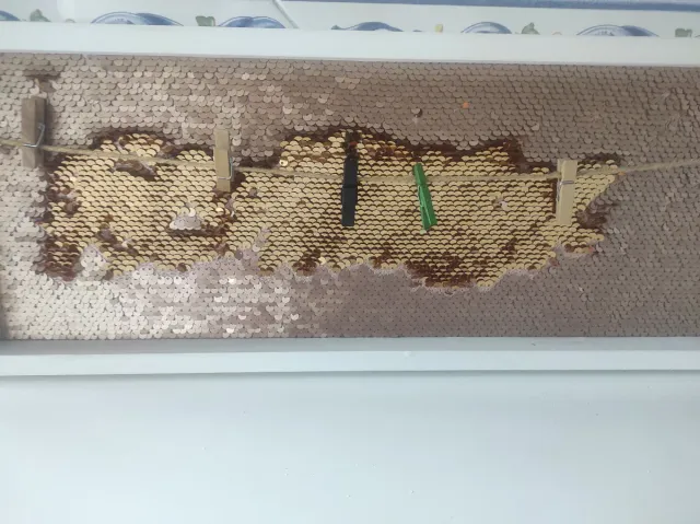 Cuadro decorativo lentejuelas oro y rojo