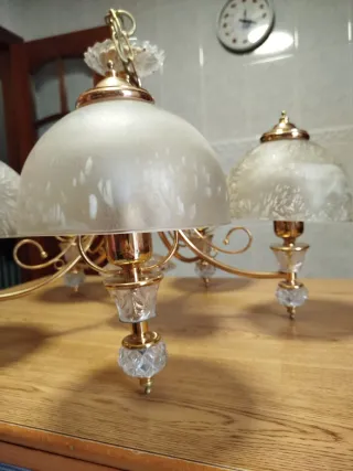 Lámpara de techo dorada y cristal