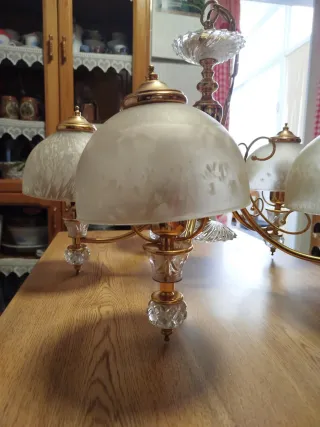 Lámpara de techo dorada y cristal