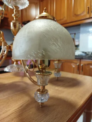 Lámpara de techo dorada y cristal