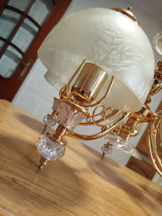 Lámpara de techo dorada y cristal