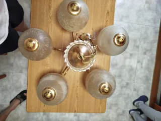 Lámpara de techo dorada y cristal