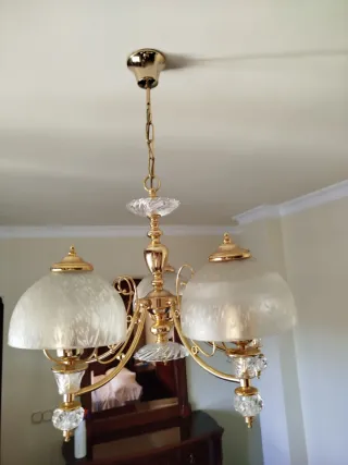 Lámpara de techo dorada y cristal