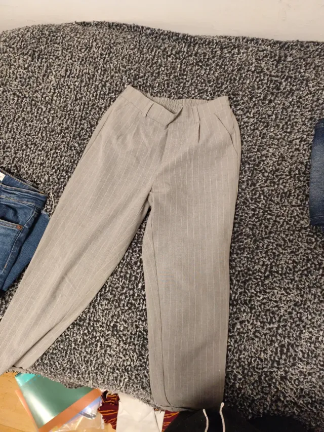 Pantalones grises de vestir con raya diplomática