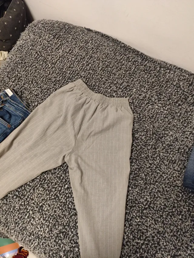 Pantalones grises de vestir con raya diplomática