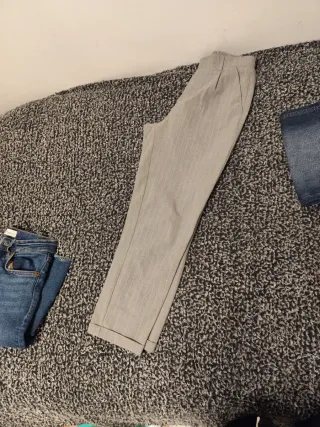 Pantalones grises de vestir con raya diplomática