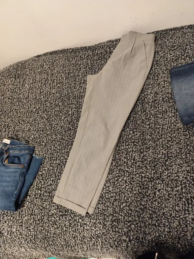 Pantalones grises de vestir con raya diplomática